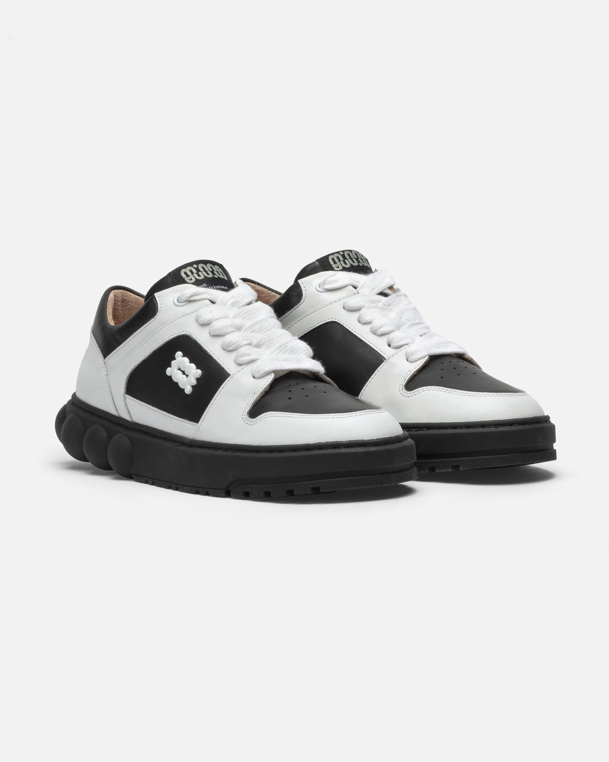 Oyster Black/White Leather